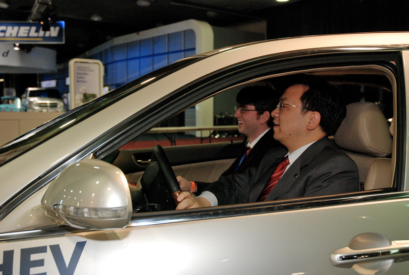 Illustration for article titled Chinese Automaker CEO Drinks Battery Fluid